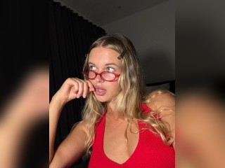 Visit roxycherry profile