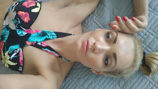 Find your cam match with CosmicDreams: Strip-tease