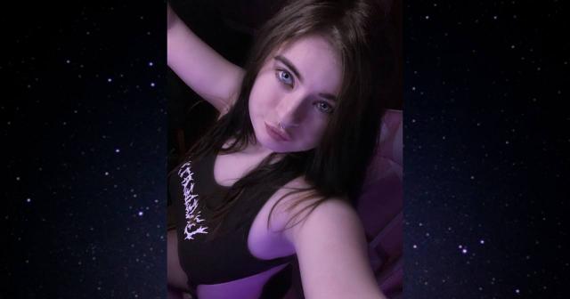 Explore your dreams with webcam model 000Habanerro: Lipstick