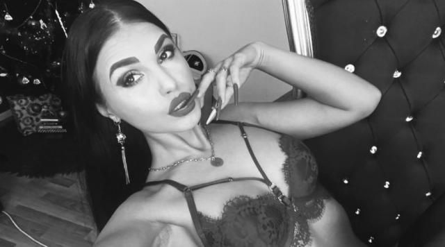Connect with webcam model LeaNoire: Kissing