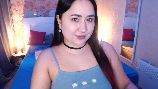 Connect with webcam model MonicaFarel: Make up