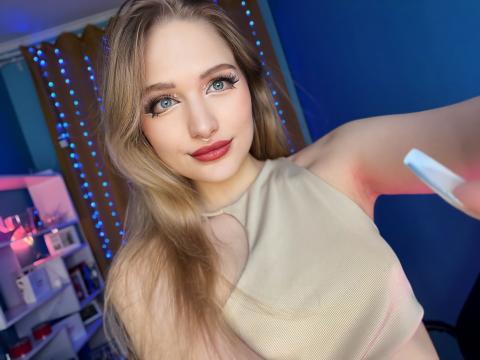 Connect with webcam model GlamorGirlx: Lipstick