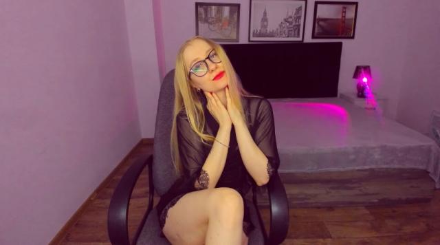 Connect with webcam model MilanaStone: Nails