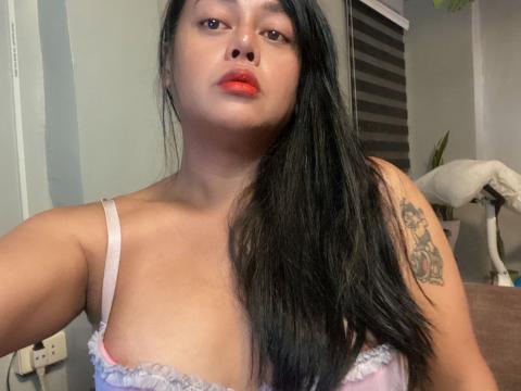 Connect with webcam model bigcumanne17: Nails