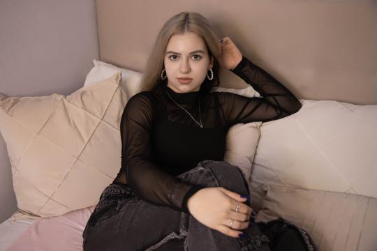 Connect with webcam model JenniferSilva: Strip-tease