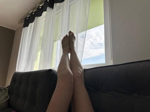 Why not cam2cam with AmIHereForYou: Legs, feet & shoes