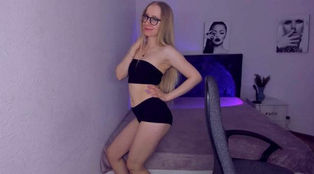 Welcome to cammodel profile for MilanaStone: Nylons