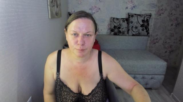 Connect with webcam model KellyPerfection: Nails