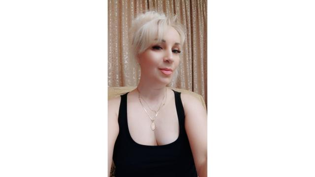 Webcam chat profile for ButterflyAlice: Kissing