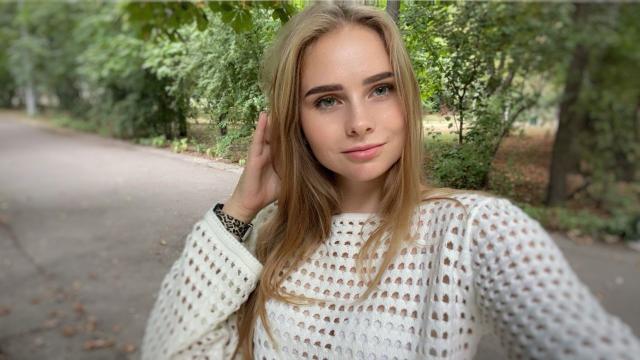 Connect with webcam model SweetBaklava: Conversation