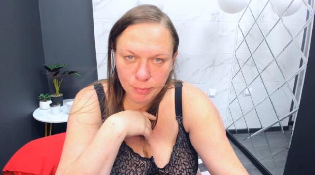 Find your cam match with KellyPerfection: Strip-tease