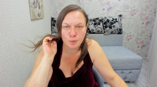 Connect with webcam model KellyPerfection: Nails