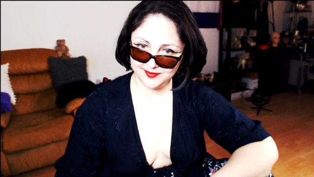 Explore your dreams with webcam model ImperatrizaSADO: Hands