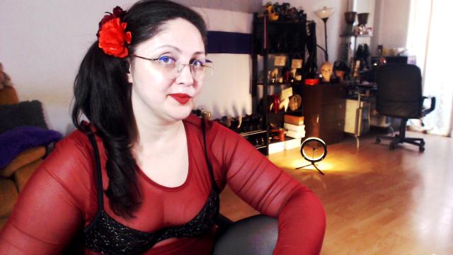 Adult chat with ImperatrizaSADO: Legs, feet & shoes