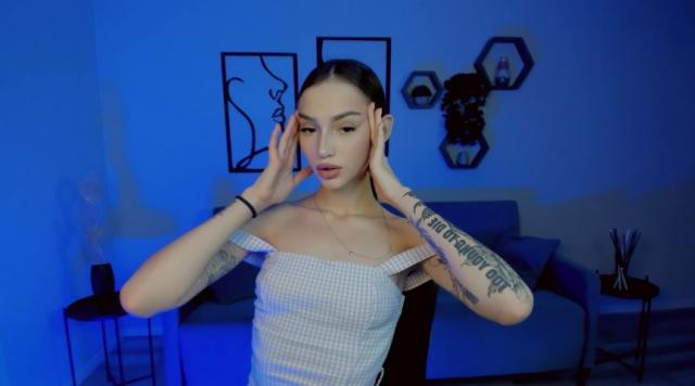 Connect with webcam model SophieKiss: Piercings & tattoos