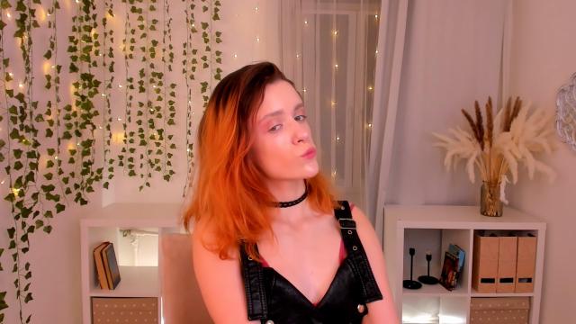 Connect with webcam model FrancescaSmit: Nails