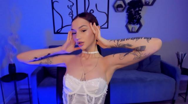 Connect with webcam model SophieKiss: Piercings & tattoos