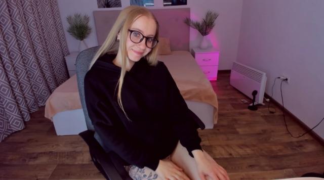 Find your cam match with MilanaStone: Legs, feet & shoes