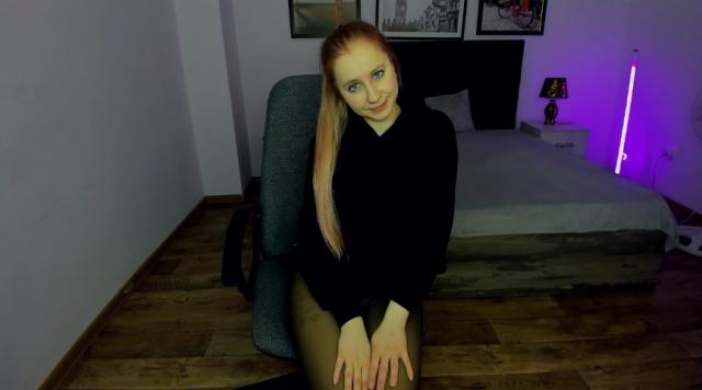 Connect with webcam model MilanaStone: Nails