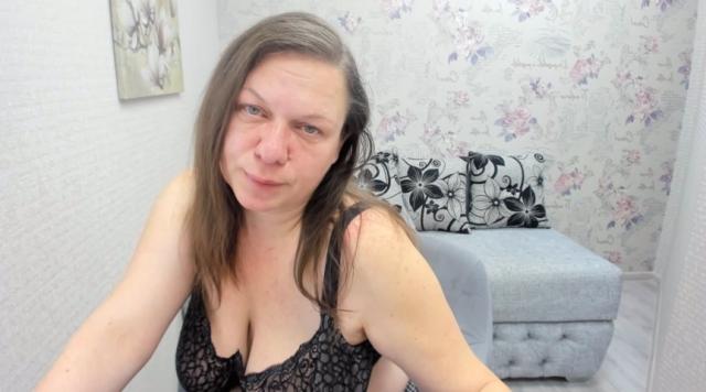 Connect with webcam model KellyPerfection: Nails