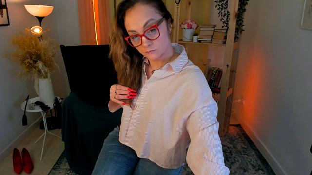 Adult chat with AdelaideRosabel: Legs, feet & shoes