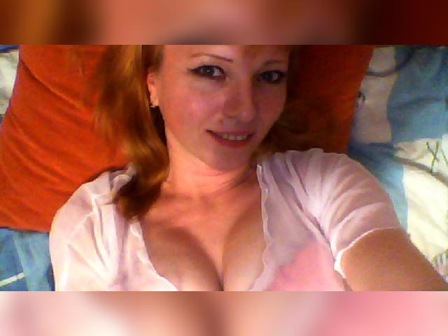 Explore your dreams with webcam model 121LedyA