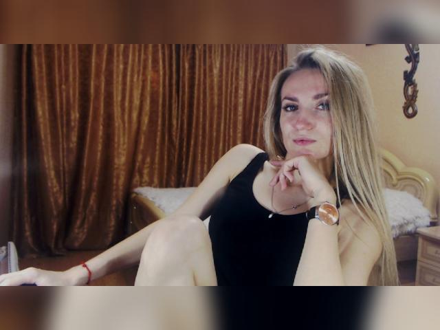 Connect with webcam model NadinGold: Legs, feet & shoes