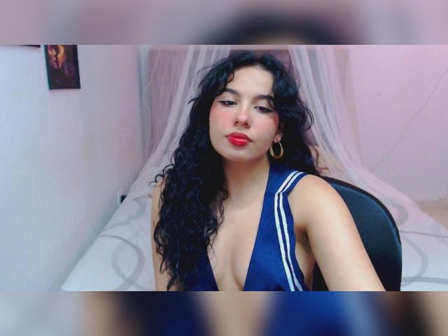 Explore your dreams with webcam model AngelicaWinter: Strip-tease