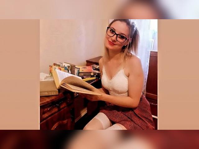 Connect with webcam model 7GentleAngel: Books/Reading