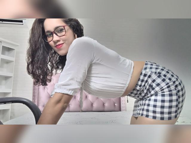 Connect with webcam model ZoeyHarper: Legs, feet & shoes