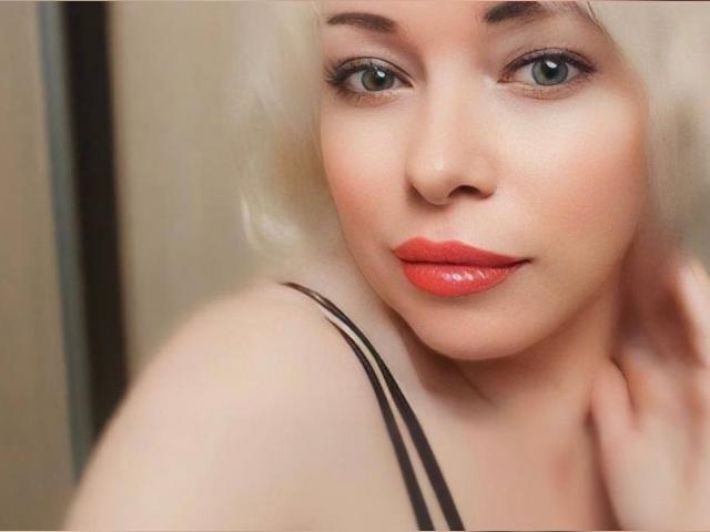 Connect with webcam model KleopatraX: Mistress