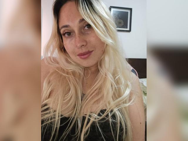 Connect with webcam model Misscharlot: Squirting