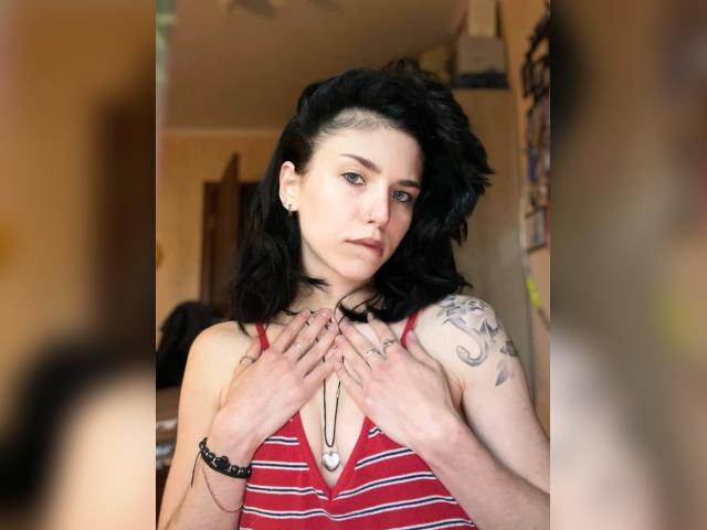 Connect with webcam model Lioness: Strip-tease