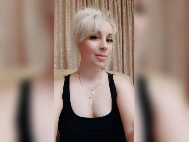 Explore your dreams with webcam model ButterflyAlice: Kissing