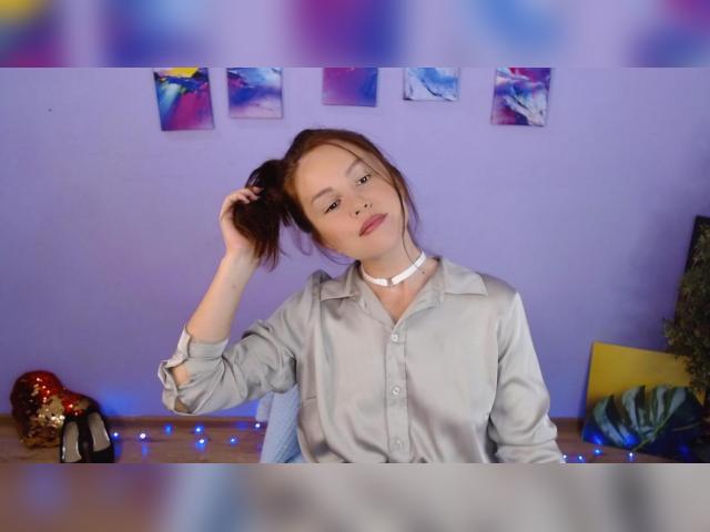 Connect with webcam model VickyGold: Nails