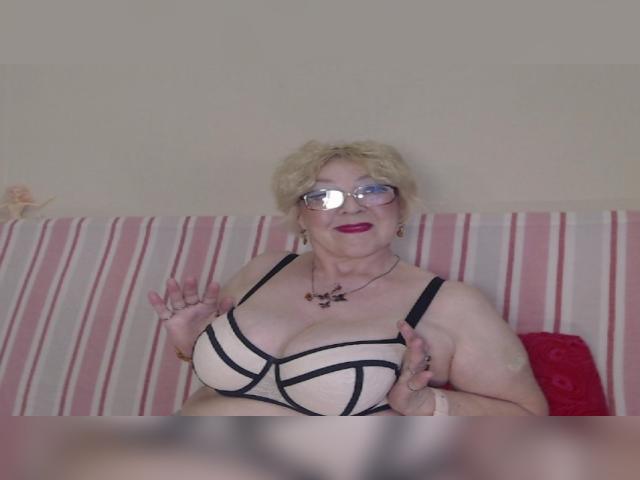 Webcam chat profile for MarthaHolms: Nipple play