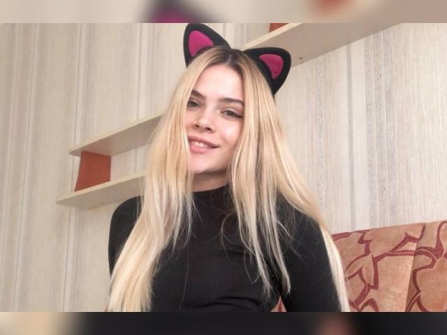 Explore your dreams with webcam model Miranik: Strip-tease