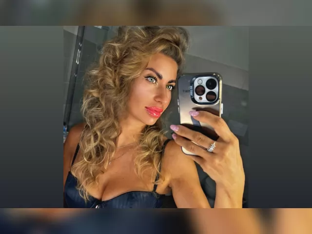 Why not cam2cam with WildAlexotic: Nails