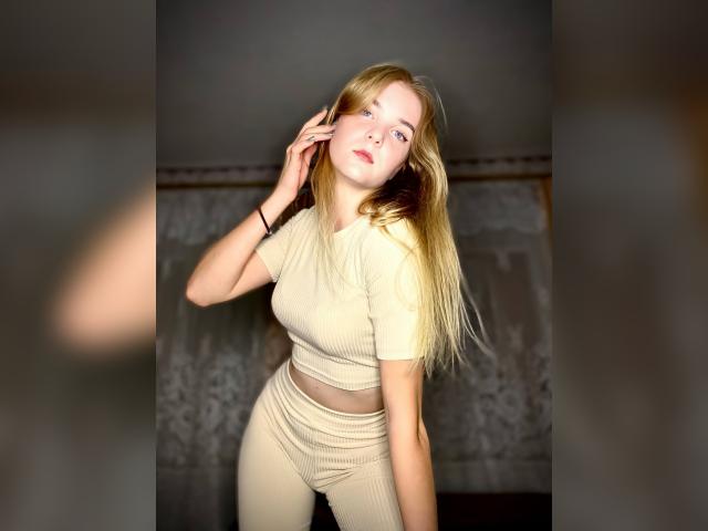 Explore your dreams with webcam model Selien