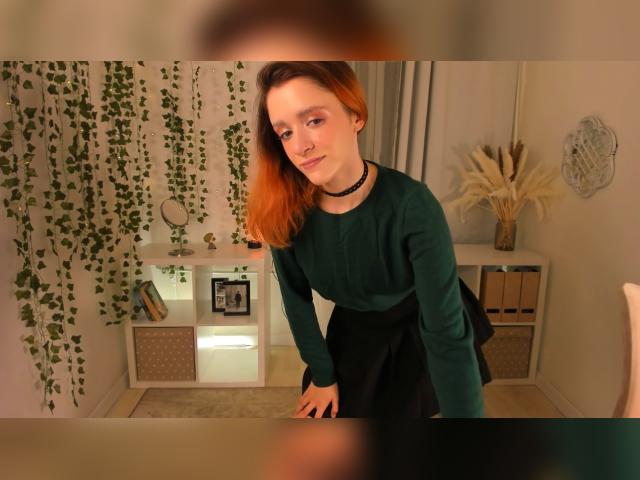 Connect with webcam model FrancescaSmit: Nails