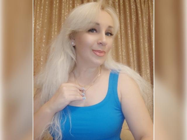 Connect with webcam model ButterflyAlice: Kissing