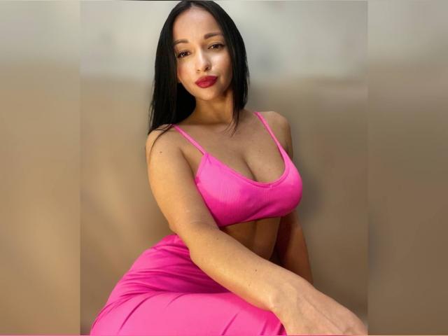 Connect with webcam model Lolaaa: Music