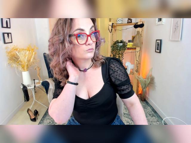 Connect with webcam model AdelaideRosabel: Nails