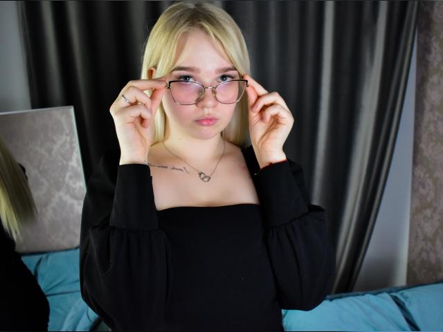 Explore your dreams with webcam model LesleyEve: Glasses