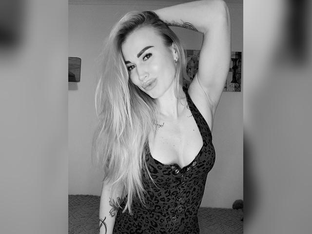 Welcome to cammodel profile for xxxGoldyxxx: Piercings & tattoos