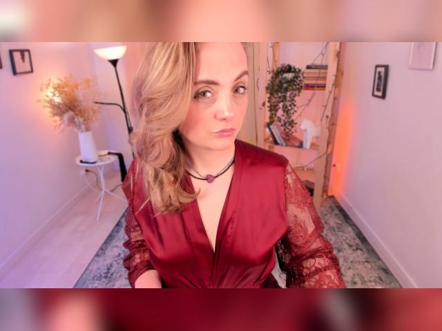 Why not cam2cam with AdelaideRosabel: Kissing