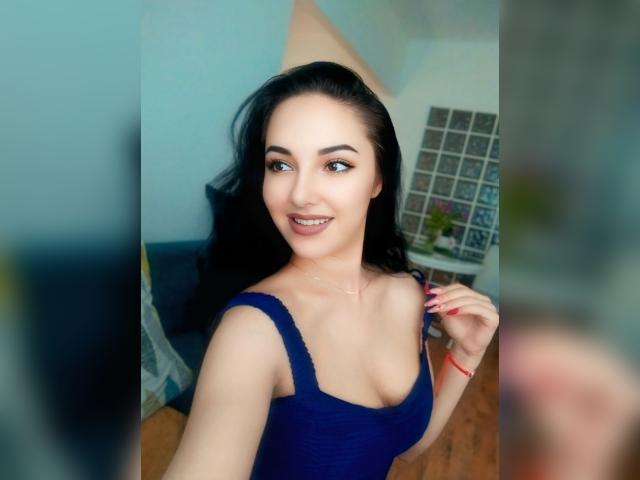 Connect with webcam model Lia27: Nails