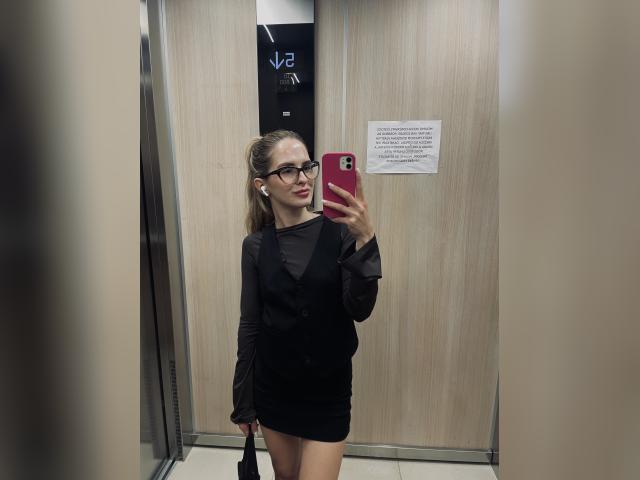Welcome to cammodel profile for AlinaMay: Fitness