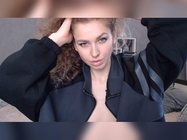 Why not cam2cam with TinnyDomi: Kissing
