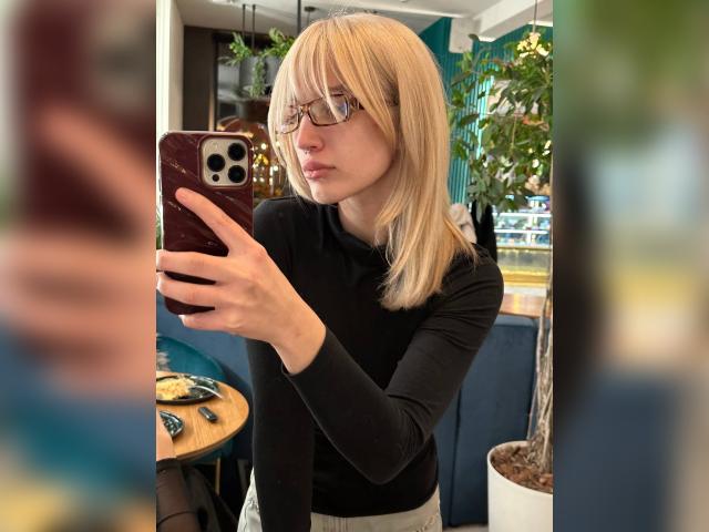 Adult chat with swettykitty19: Strip-tease
